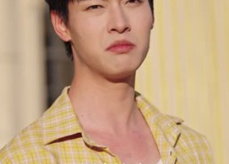 短剧《战神房东：开局女总裁上门求合租（78集）》热门短剧在线流畅播放