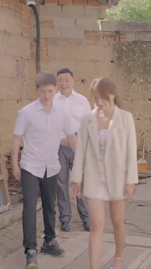 逆袭成富豪(80集) 逆袭成富豪(80集)爆火短剧追不停