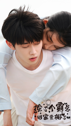 捡了个霸总回家卖椰子（70集）短剧全集大结局